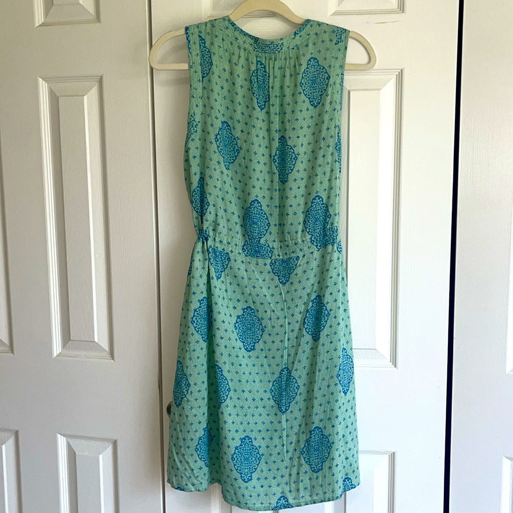 NWOT- LUCKY brand Blue Patterned Sleeveless Dress with drawstring waste. M - Picture 4 of 6